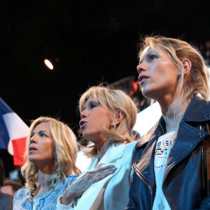 Brigitte Macron et ses filles Laurence Auzière Jourdan (cardiologue) et Tiphaine Auzière (avocate) - La famille, les amis et soutiens d'Emmanuel Macron dans les tribunes lors du grand meeting d'Emmanuel Macron à l'AccorHotels Arena à Paris, le lundi 17 avril 2017. © Dominique Jacovides - Sébastien Valiela / Bestimage 