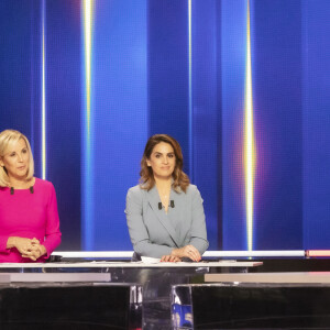 Laurence Ferrari, Sonia Mabrouk sur le plateau du "Grand Débat Les Républicains" présenté par L.Ferrari et S.Mabrouk et diffusé en direct sur CNews - Paris le 21Novembre 2021 - ©Jack Tribeca / Bestimage 