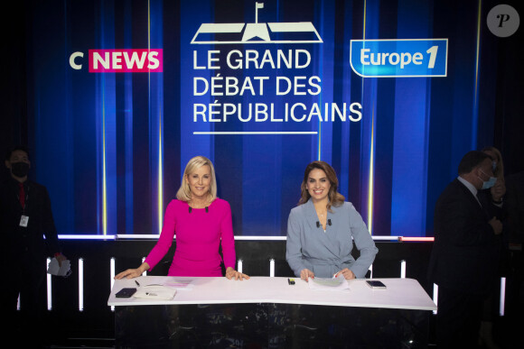 Laurence Ferrari, Sonia Mabrouk sur le plateau du "Grand Débat Les Républicains" présenté par L.Ferrari et S.Mabrouk et diffusé en direct sur CNews - Paris le 21Novembre 2021 - ©Jack Tribeca / Bestimage 