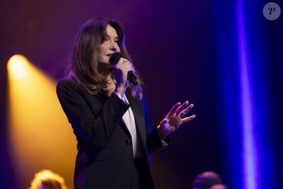  La jeune fille a par la suite tenu à remercier sa photographe "si gentille si drôle si bienveillante si talentueuse" avant de conclure : "Très hâte de continuer cette aventure auprès d'eux".
Carla Bruni au concert du gala des 20 ans de la fondation Recherche Alzheimer "2 générations chantent pour la 3ème" à l'Olympia à Paris le 18 mars 2024. © Cyril Moreau / Bestimage 