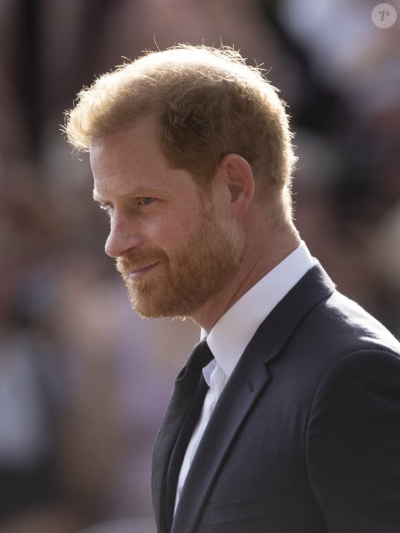 Le prince Harry, duc de Sussex à la rencontre de la foule devant le château de Windsor, suite au décès de la reine Elisabeth II d'Angleterre. Le 10 septembre 2022 