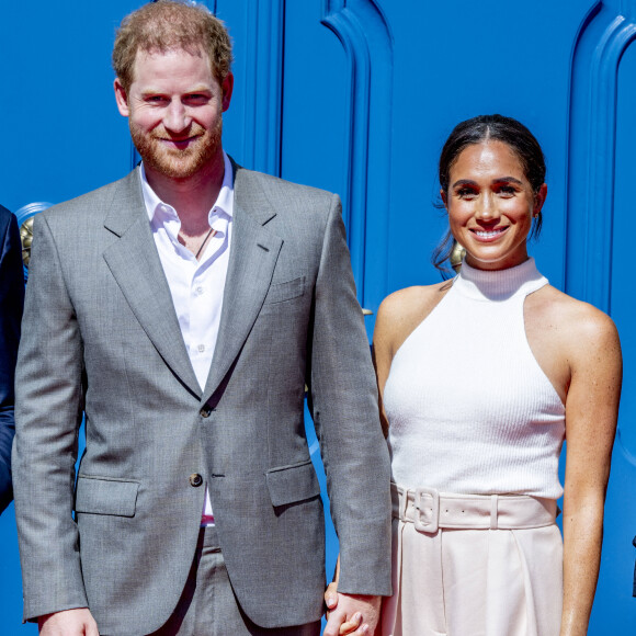 Actuellement au Nigeria pour un voyage de trois jours, le prince Harry et Meghan Markle n'ont pas emmené leurs enfants Archie (né le 6 mai 2019) et Lilibeth (née le 4 juin 2021) avec eux.
Le prince Harry et Meghan Markle lors d'une cérémonie à l'hôtel de ville de Dusseldorf pour le lancement des Invictus Games 2023