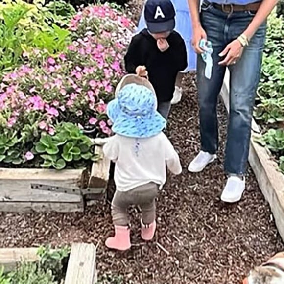  "Il n'est pas facile de faire ce genre de choses dans le meilleur des cas, et encore moins avec des enfants en bas âge", a déclaré Emily
Le prince Harry, duc de Sussex et Meghan Markle, duchesse de Sussex, dévoilent des photos et des vidéos inédites de leur fils Archie dans "Harry & Meghan" (Netflix).