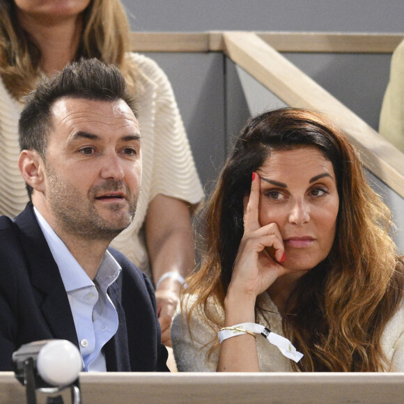 Cyril Lignac et sa compagne Déborah - Les célébrités dans les tribunes lors des Internationaux de France de Tennis de Roland Garros 2023 le 7 juin 2023.  