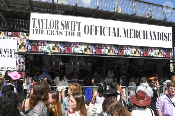 Les fans arrivent pour le concert de Taylor Swift au Paris La Défense Arena à Nanterre, France, le 9 mai 2024. © Lionel Urman/Bestimage 