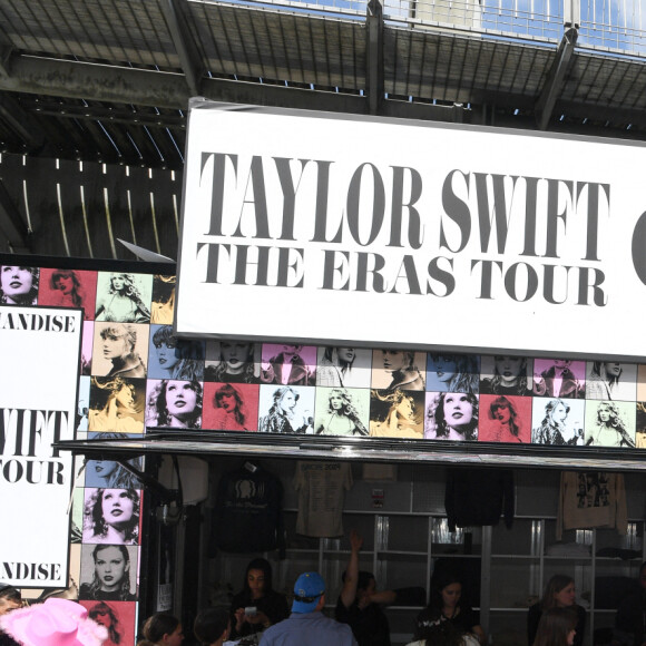 Les fans arrivent pour le concert de Taylor Swift au Paris La Défense Arena à Nanterre, France, le 9 mai 2024. © Lionel Urman/Bestimage 