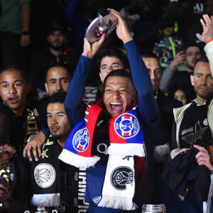 L'attaquant va quitter le club de la capitale en fin de saison
 
Kylian Mbappe et ses coéquipiers au Parc Des Princes le 12 mai 2024 à Paris, France.