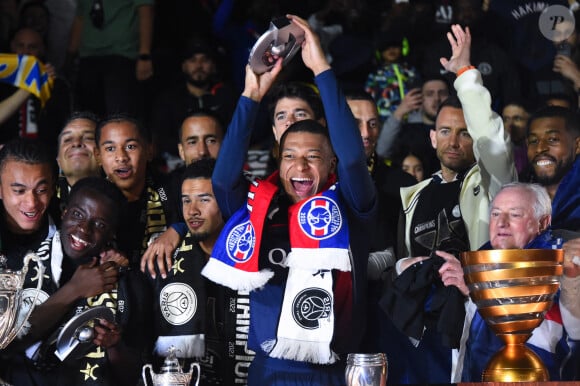 L'attaquant va quitter le club de la capitale en fin de saison
 
Kylian Mbappe et ses coéquipiers au Parc Des Princes le 12 mai 2024 à Paris, France.