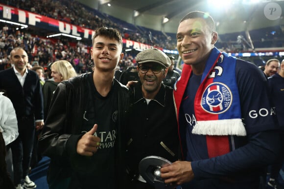 Jamel Debbouze avec son fils Léon, Kylian Mbappé - Dernier match de Kylian Mbappé (25 ans) avec le PSG en Ligue 1 Uber Eats lors de la rencontre "PSG-Toulouse" (1-3) au Parc des Princes à Paris le 12 mai 2024. © Franck Fife / Pool /Bestimage