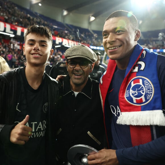 Jamel Debbouze avec son fils Léon, Kylian Mbappé - Dernier match de Kylian Mbappé (25 ans) avec le PSG en Ligue 1 Uber Eats lors de la rencontre "PSG-Toulouse" (1-3) au Parc des Princes à Paris le 12 mai 2024. © Franck Fife / Pool /Bestimage