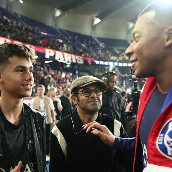 Son fils, Léon Debbouze était également de la partie
 
Jamel Debbouze avec son fils Léon, Kylian Mbappé - Dernier match de Kylian Mbappé (25 ans) avec le PSG en Ligue 1 Uber Eats lors de la rencontre "PSG-Toulouse" (1-3) au Parc des Princes à Paris le 12 mai 2024. © Franck Fife / Pool /Bestimage