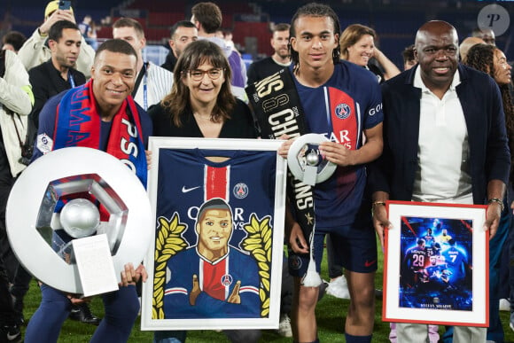 Kylian Mbappé, son frère Ethan Mbappé, sa maman Fayza Lamari et son père Wilfrid Mbappé - Dernier match de Kylian Mbappé (25 ans) avec le PSG en Ligue 1 Uber Eats lors de la rencontre "PSG-Toulouse" (1-3) au Parc des Princes à Paris le 12 mai 2024. © Cyril Moreau/Bestimage