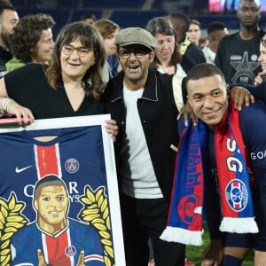 Jamel Debbouze était présent pour l'occasion 
 
Kylian Mbappé, Jamel Debbouze, sa maman Fayza Lamari et son père Wilfrid Mbappé - Dernier match de Kylian Mbappé (25 ans) avec le PSG en Ligue 1 Uber Eats lors de la rencontre "PSG-Toulouse" (1-3) au Parc des Princes à Paris le 12 mai 2024. © Cyril Moreau/Bestimage