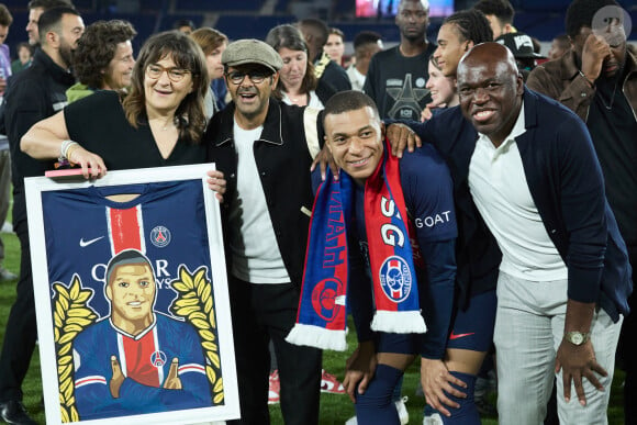 Jamel Debbouze était présent pour l'occasion 
 
Kylian Mbappé, Jamel Debbouze, sa maman Fayza Lamari et son père Wilfrid Mbappé - Dernier match de Kylian Mbappé (25 ans) avec le PSG en Ligue 1 Uber Eats lors de la rencontre "PSG-Toulouse" (1-3) au Parc des Princes à Paris le 12 mai 2024. © Cyril Moreau/Bestimage