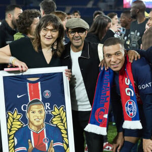 Kylian Mbappé, Jamel Debbouze, sa maman Fayza Lamari et son père Wilfrid Mbappé - Dernier match de Kylian Mbappé (25 ans) avec le PSG en Ligue 1 Uber Eats lors de la rencontre "PSG-Toulouse" (1-3) au Parc des Princes à Paris le 12 mai 2024. © Cyril Moreau/Bestimage