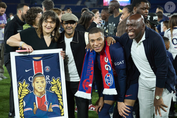 Kylian Mbappé, Jamel Debbouze, sa maman Fayza Lamari et son père Wilfrid Mbappé - Dernier match de Kylian Mbappé (25 ans) avec le PSG en Ligue 1 Uber Eats lors de la rencontre "PSG-Toulouse" (1-3) au Parc des Princes à Paris le 12 mai 2024. © Cyril Moreau/Bestimage