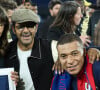 Jamel et Léon Debbouze au Parc des Princes pour les adieux de Kylian Mbappé
 
Kylian Mbappé, Jamel Debbouze, sa maman Fayza Lamari et son père Wilfrid Mbappé - Dernier match de Kylian Mbappé avec le PSG en Ligue 1 Uber Eats lors de la rencontre "PSG-Toulouse" au Parc des Princes à Paris. © Cyril Moreau/Bestimage