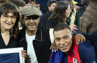 PHOTOS Kylian Mbappé fête son départ du PSG avec son grand ami Jamel Debbouze et son fils Léon, looké en veste en cuir