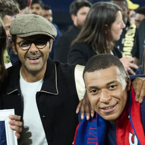 Jamel et Léon Debbouze au Parc des Princes pour les adieux de Kylian Mbappé
 
Kylian Mbappé, Jamel Debbouze, sa maman Fayza Lamari et son père Wilfrid Mbappé - Dernier match de Kylian Mbappé avec le PSG en Ligue 1 Uber Eats lors de la rencontre "PSG-Toulouse" au Parc des Princes à Paris. © Cyril Moreau/Bestimage