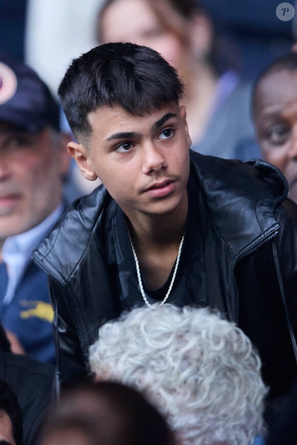 Le jeune homme est apparu très looké avec une belle veste en cuir
 
Léon Debbouze - Célébrités dans les tribunes du match de Ligue 1 Uber Eats "PSG-Toulouse" (1-3) au Parc des Princes à Paris le 12 mai 2024. © Cyril Moreau/Bestimage