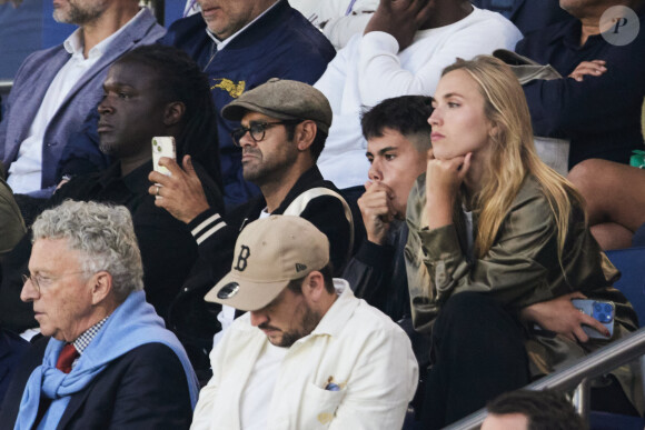 Jamel Debbouze et son fils Léon Debbouze, Chloé Jouannet - Célébrités dans les tribunes du match de Ligue 1 Uber Eats "PSG-Toulouse" (1-3) au Parc des Princes à Paris le 12 mai 2024. © Cyril Moreau/Bestimage