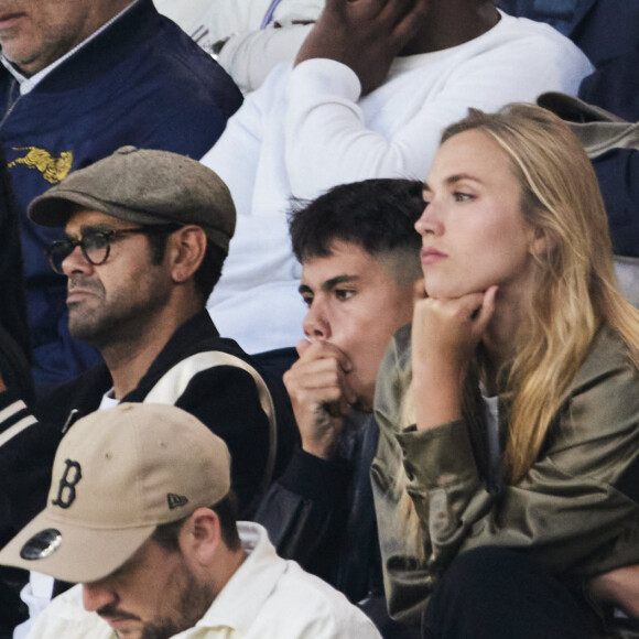 Jamel Debbouze et son fils Léon Debbouze, Chloé Jouannet - Célébrités dans les tribunes du match de Ligue 1 Uber Eats "PSG-Toulouse" (1-3) au Parc des Princes à Paris le 12 mai 2024. © Cyril Moreau/Bestimage