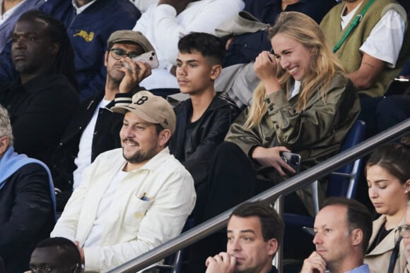 Jamel Debbouze et son fils Léon Debbouze, Chloé Jouannet et Yvan Naubron - Célébrités dans les tribunes du match de Ligue 1 Uber Eats "PSG-Toulouse" (1-3) au Parc des Princes à Paris le 12 mai 2024. © Cyril Moreau/Bestimage