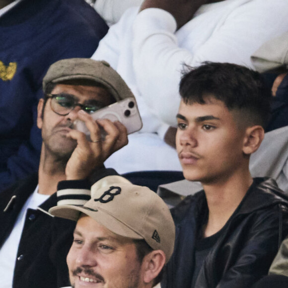 Jamel Debbouze et son fils Léon Debbouze, Chloé Jouannet et Yvan Naubron - Célébrités dans les tribunes du match de Ligue 1 Uber Eats "PSG-Toulouse" (1-3) au Parc des Princes à Paris le 12 mai 2024. © Cyril Moreau/Bestimage