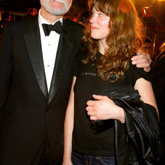 Arborant lors de ses débuts à Cannes des looks bien plus sobres.
Nicolas et Léa Seydoux à Cannes, 60e édition du Festival en 2007.