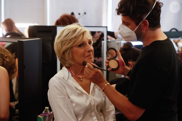 Si elle présente la météo sur TF1 depuis 1991, les téléspectateurs sont sans doute passer à côté d'un détail pourtant essentiel à son travail. 
Exclusif - Evelyne Dhéliat - Backstage du défilé de l'association Ruban Rose à l'occation du lancement d'octobre rose sur les Champs Elysées à Paris, France, le 01 octobre 2023. © Christophe Clovis / Bestimage