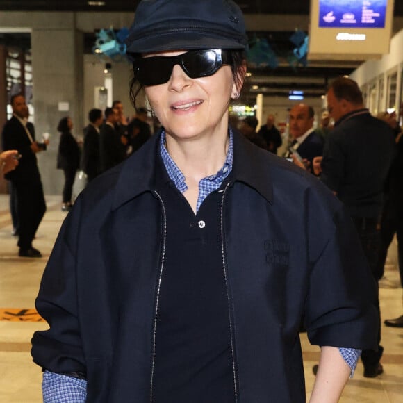 Juste après avoir soufflé sa 59e bougie (elle en a 60 aujourd'hui).
Juliette Binoche à l'aéroport de Nice pour la 77e édition du Festival de Cannes.