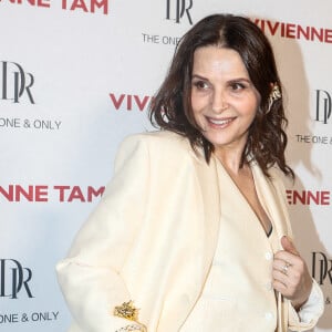 Exclusif - Juliette Binoche - Photocall du défilé Vivienne Tam mode femme automne / hiver 2024-2025 lors de la Fashion Week de Paris (PFW), au palais de Tokyo, à Paris, France, le 2 mars 2024. © Christophe Clovis/Bestimage 