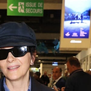 Juliette Binoche à l'aéroport de Nice pour la 77e édition du Festival de Cannes.