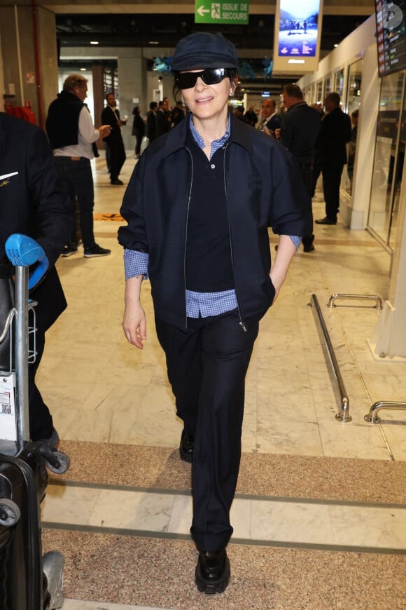 Juliette Binoche à l'aéroport de Nice pour la 77e édition du Festival de Cannes.