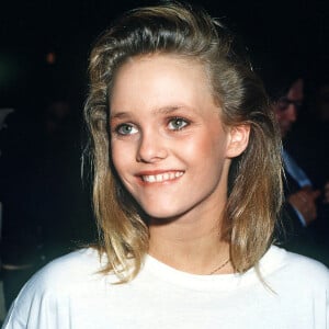 L'adolescente Vanessa Paradis (14 ans) assiste à la soirée des 7 d'Or à Paris en septembre 1986. Photo par Christophe Geyres/ABACAPRESS.COM