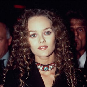 Vanessa Paradis assiste à la première de 'Elisa' à Paris, France, le 1er janvier 1995. Photo par Mousse/ABACAPRESS.COM