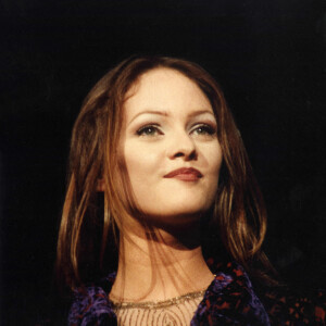 Reims (51): Vanessa Paradis en concert en 1993 - Photo by Jolyot M/ANDBZ/ABACAPRESS.COM - Art Culture Spectacle; Chanteuse; Chanteuses; Musique; plan serre buste; Portrait; Portraits; Prise de vue; Prises de vues; souriante