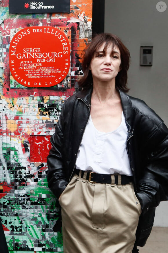 Ben Attal, Rachida Dati (ministre de la culture), Charlotte Gainsbourg lors de la cérémonie de dévoilement de la plaque "Maison des Illustres" de la Maison Gainsbourg à Paris, France, le 2 avril 2024. © Christophe Clovis/Bestimage