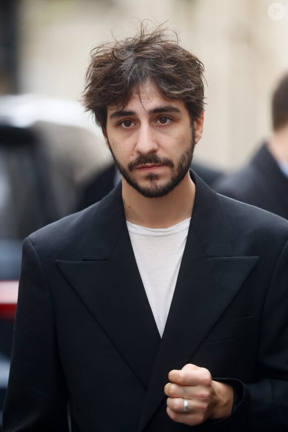 Ben Attal lors de la cérémonie de dévoilement de la plaque "Maison des Illustres" de la Maison Gainsbourg à Paris, France, le 2 avril 2024. © Christophe Clovis/Bestimage 