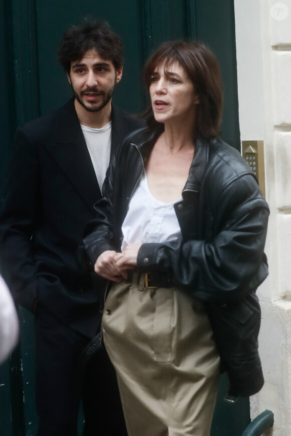 Charlotte Gainsbourg et son fils Ben Attal lors de la cérémonie de dévoilement de la plaque "Maison des Illustres" de la Maison Gainsbourg à Paris, France, le 2 avril 2024. © Christophe Clovis/Bestimage 