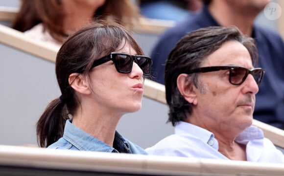 Yvan Attal et sa compagne Charlotte Gainsbourg - Célébrités en tribunes des Internationaux de France de tennis de Roland Garros 2023 à Paris le 11 juin 2023. © Jacovides-Moreau/Bestimage