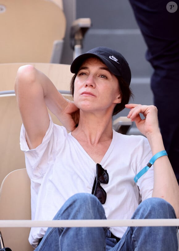 Certaines personnes affirment qu'elle est le portrait craché de sa mère. D'autres en revanche estiment qu'elle ressemble plus à son père
Charlotte Gainsbourg et son compagnon Yvan Attal en tribunes lors des Internationaux de France de tennis de Roland Garros 2023, à Paris, France, le 9 juin 2023. © Jacovides-Moreau/Bestimage