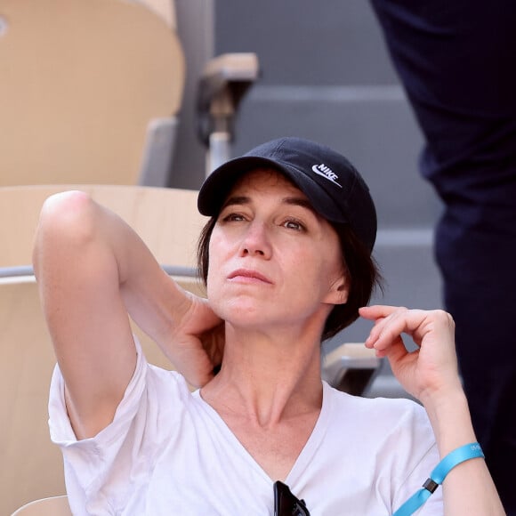 Certaines personnes affirment qu'elle est le portrait craché de sa mère. D'autres en revanche estiment qu'elle ressemble plus à son père
Charlotte Gainsbourg et son compagnon Yvan Attal en tribunes lors des Internationaux de France de tennis de Roland Garros 2023, à Paris, France, le 9 juin 2023. © Jacovides-Moreau/Bestimage