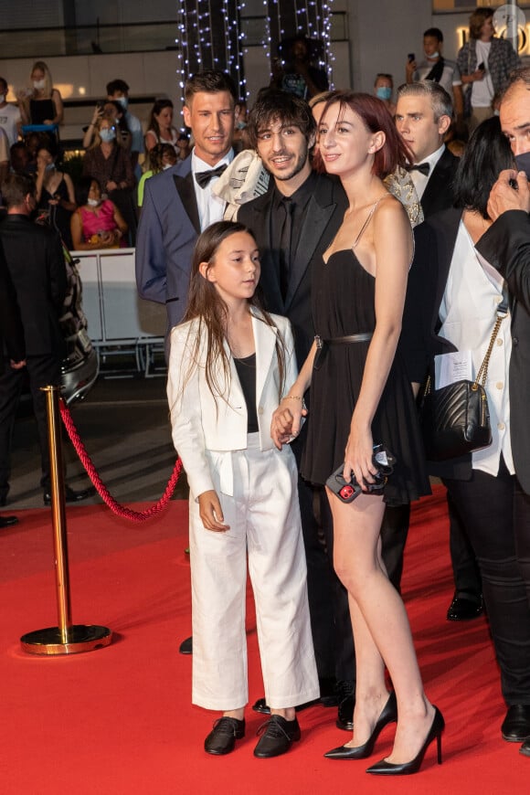 La petite fille a bien grandi, étant donné qu'elle est désormais une pré-adolescente
Alice, Ben et Jo Attal (les enfants de Charlotte Gainsbourg) - Montée des marches du film "Jane par Charlotte" lors du 74ème Festival International du Film de Cannes. Le 7 juillet 2021 © Borde-Jacovides-Moreau / Bestimage