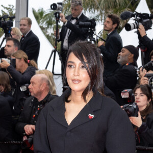 Leïla Bekhti portait un pin's en forme de coeur sur lequel on peut voir les couleurs d'une pastèque
 
Leïla Bekhti - Montée des marches du film " Furiosa : A Mad Max Saga " lors du 77ème Festival International du Film de Cannes, au Palais des Festivals à Cannes. Le 15 mai 2024 © Jacovides-Moreau / Bestimage