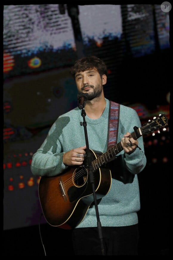 Exclusif - Jérémy Frérot lors de la soirée L'année de la déprime (et même un peu plus...) aux Folies Bergère à Paris le 29 novembre 2021. © Alain Guizard / Bestimage 