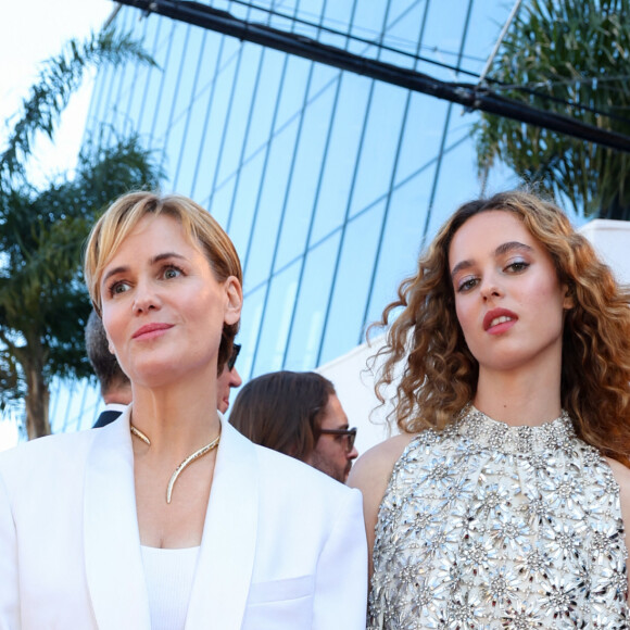 Judith Godrèche et sa fille Tess Barthélemy - Montée des marches du film " Kinds of Kindness " lors du 77ème Festival International du Film de Cannes, au Palais des Festivals à Cannes. Le 17 mai 2024 © Jacovides-Moreau / Bestimage