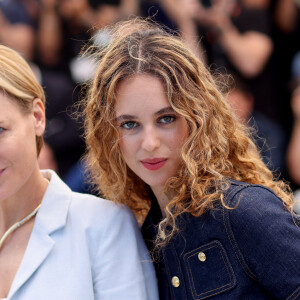 Judith Godrèche et sa fille Tess Barthélemy au photocall du film "Moi Aussi" lors du 77ème Festival International du Film de Cannes au Palais des Festivals à Cannes, France, le 17 mai 2024. © Jacovides-Moreau/Bestimage 