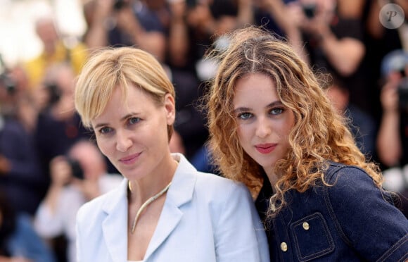 Judith Godrèche et sa fille Tess Barthélemy au photocall du film "Moi Aussi" lors du 77ème Festival International du Film de Cannes au Palais des Festivals à Cannes, France, le 17 mai 2024. © Jacovides-Moreau/Bestimage 