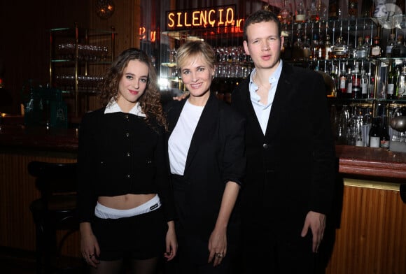 Judith Godreche et ses enfants Tess Barthelemy et Noe Boon - Première du film "Icon of the french cinema" au Silencio à Paris. Le 8 décembre 2023 © Denis Guignebourg / Bestimage